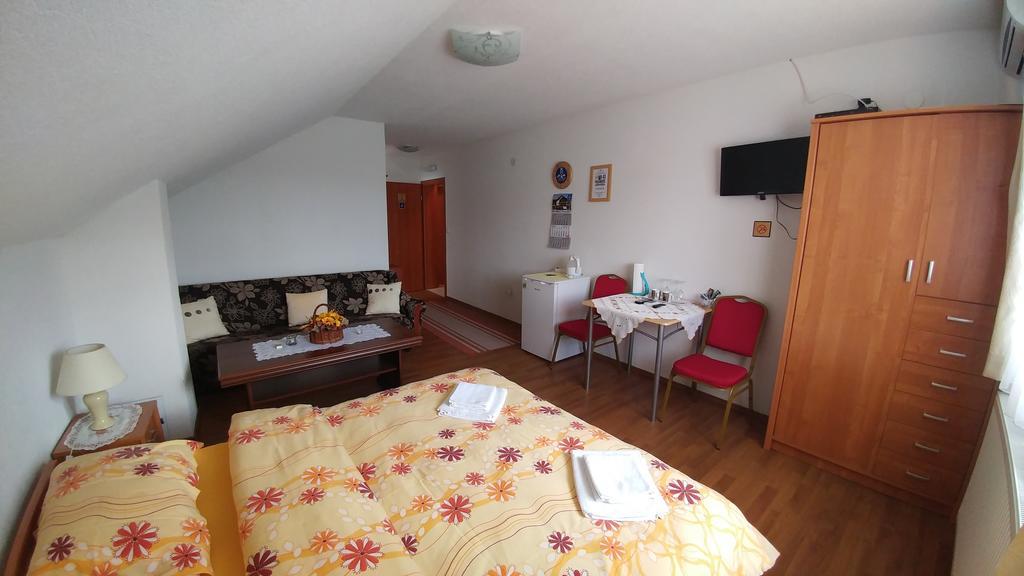 Guest House Mijic Korenica Exteriér fotografie