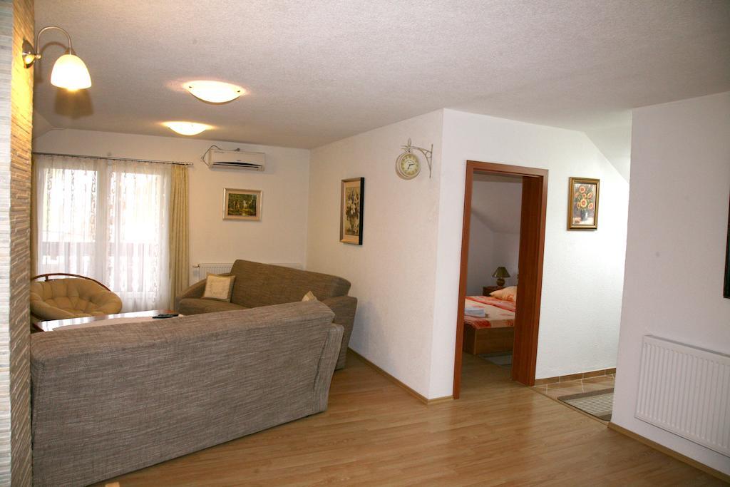 Guest House Mijic Korenica Exteriér fotografie